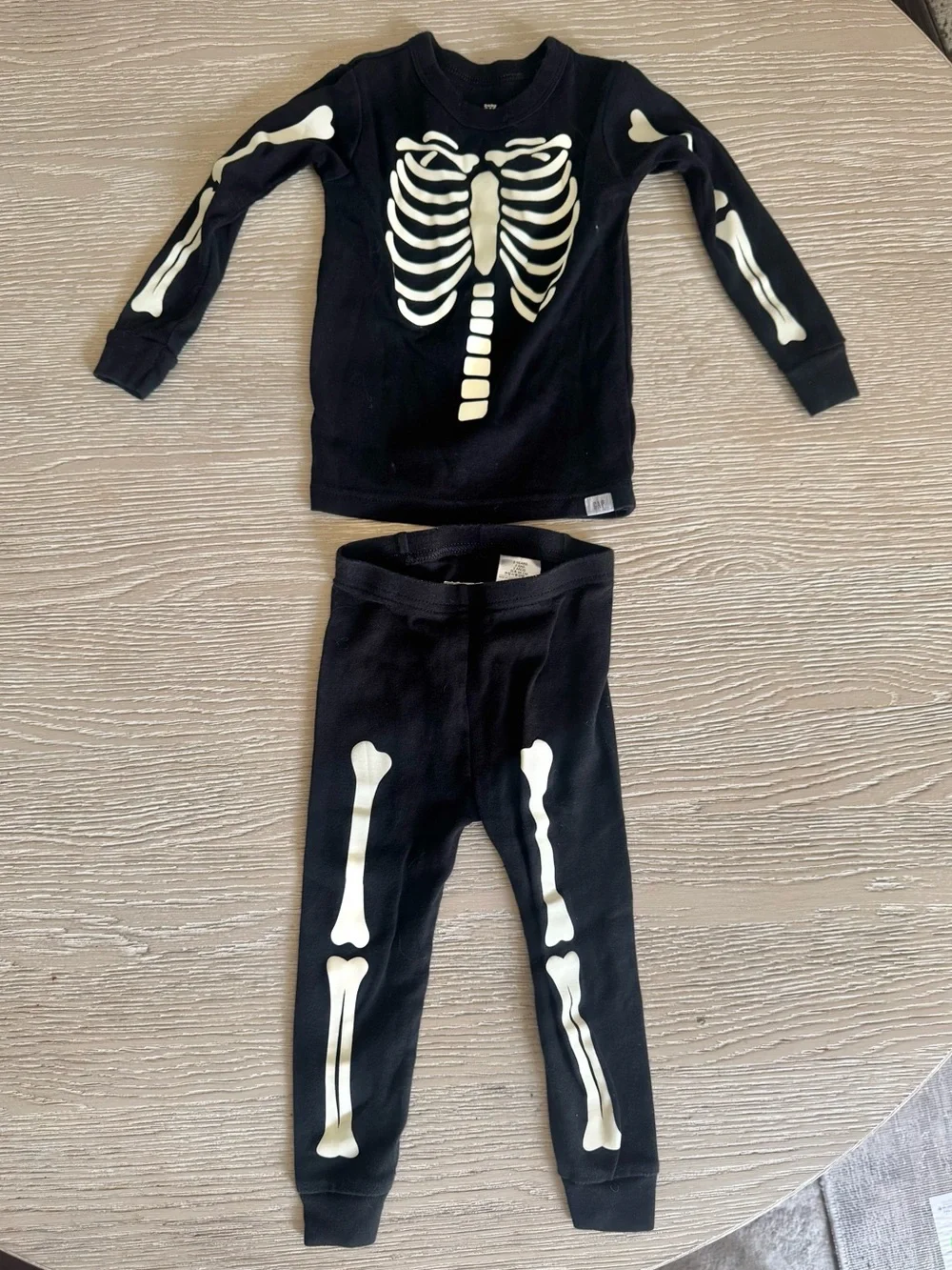 Baby Gap glow in the dark Skelton pajama set, 2T